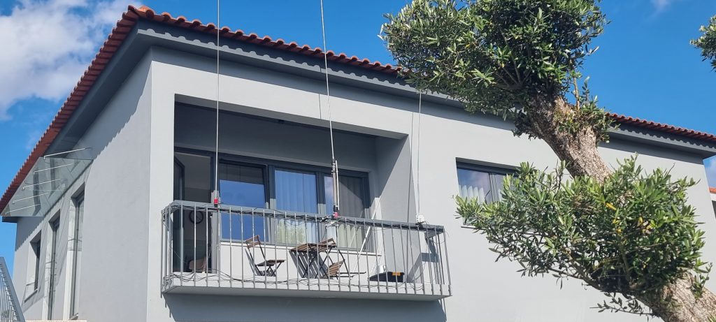 Vue rapprochée des antennes HF verticales à la station CT7BOR