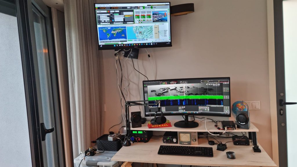 Mickael’s radio station with Hermes Lite 2, 100W amplifier, and FDUCE SL40 microphone