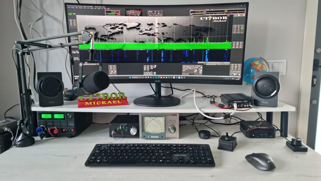 Photo de la station radio de Mickael avec Hermes Lite 2, PA 100W et micro FDUCE SL40